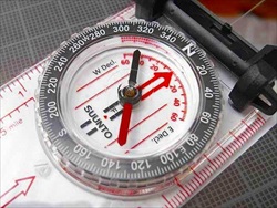 Kompas SUUNTO MCA-D zrcalni pohodni